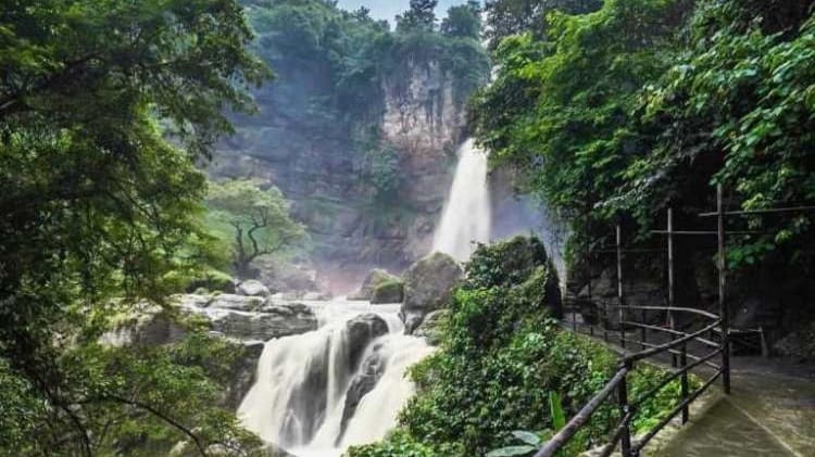 Daya Tarik Curug Ciherang