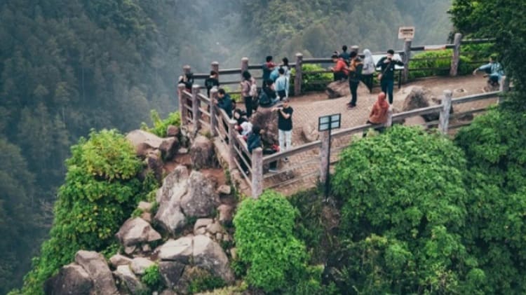 Tentang Tempat Wisata Tebing Keraton Bandung